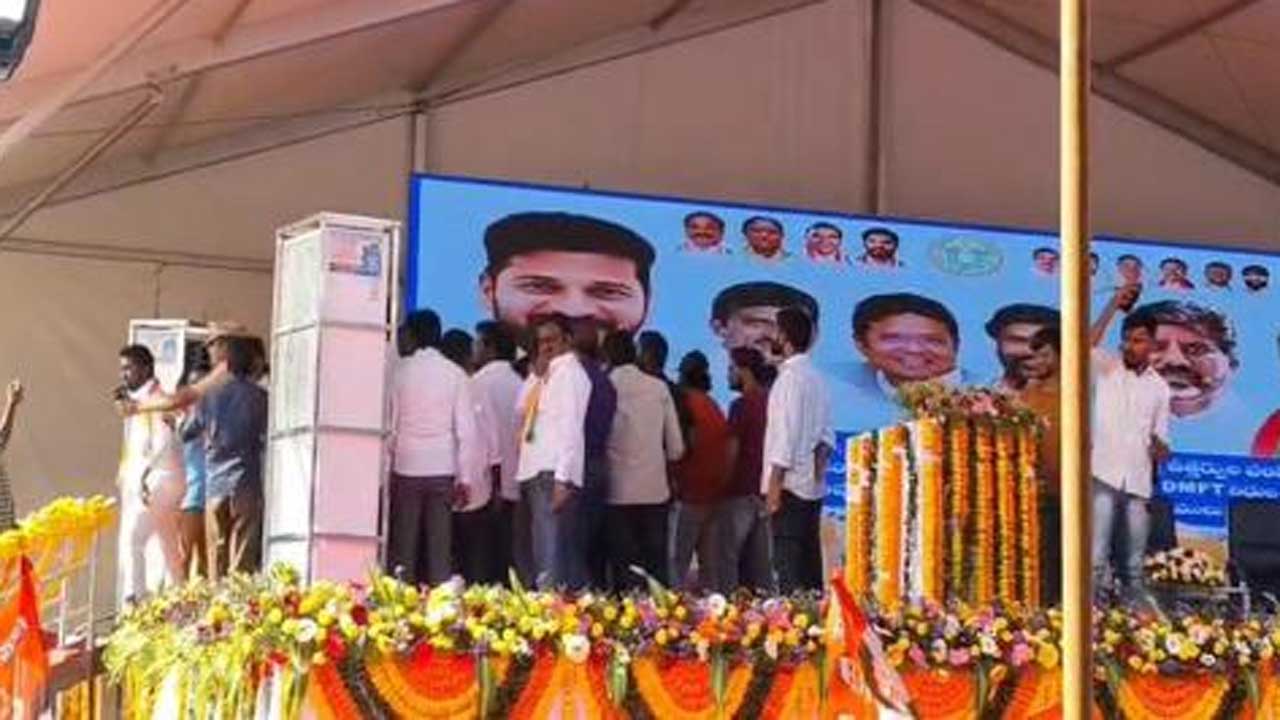 Congress | కాంగ్రెస్‌లో బయటపడ్డ విభేదాలు.. స్టేజిపైనే కొట్టుకున్న హస్తం నాయకులు