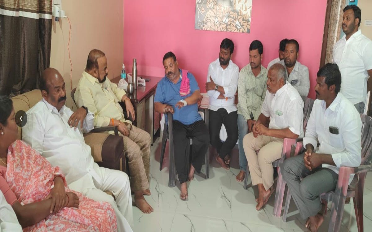 Rajapeta : బీఆర్ఎస్ రాజాపేట మండలాధ్యక్షుడికి గొంగిడి మహేందర్ రెడ్డి పరామర్శ