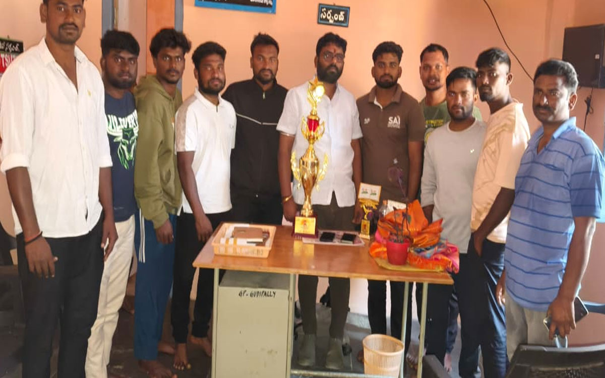 Gudipalli : క్రీడాకారుల‌కు స‌హ‌కారం : సర్పంచ్ కుంరెడ్డి రాజశేఖర్ రెడ్డి