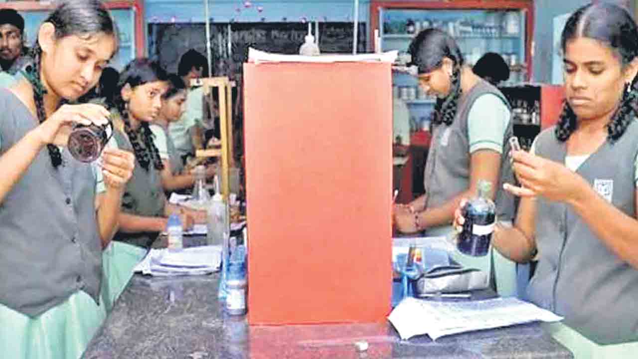 పొరుగు కాలేజీల్లో ఇంటర్‌ ప్రాక్టికల్స్‌!