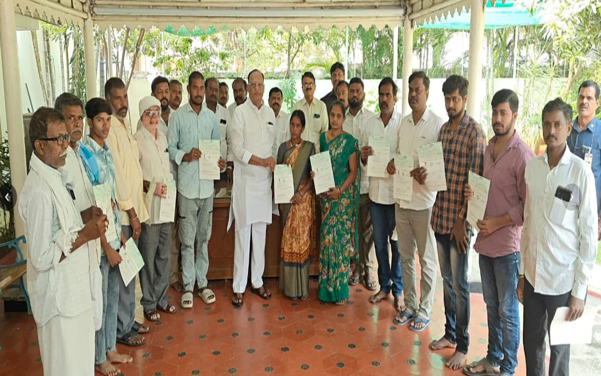 Nalgonda : ల‌బ్ధిదారుల‌కు మండ‌లి చైర్మ‌న్ ‘గుత్తా’ సీఎంఆర్ఎఫ్ చెక్కుల పంపిణీ