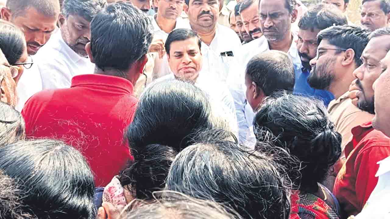 భూములు లాక్కుంటే ఊరుకోం