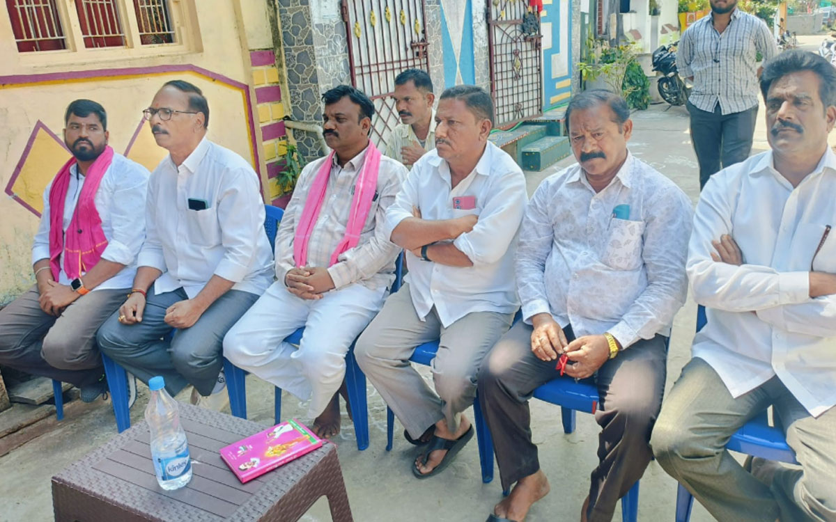 Yellandu : ‘ఇచ్చిన నిధులు, చేసిన అభివృద్ధి చూపించి ఓట్లు అడ‌గాలి’