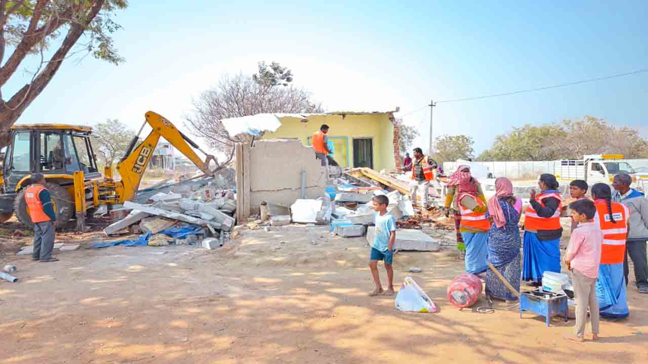 Moinabad | పెద్దలను వదిలిపెట్టి.. గిరిజనుల ఇళ్లను కూల్చేసిన మున్సిపల్ అధికారులు