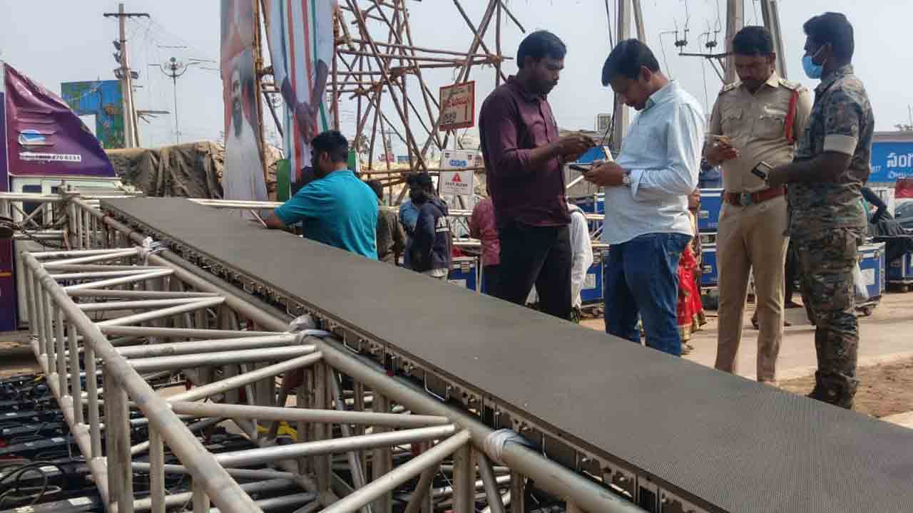 Medaram | మేడారంలో అధికారుల నిర్లక్ష్యం..లైటింగ్ నేమ్ బోర్డు మీద పడటంతో భక్తుడికి గాయాలు