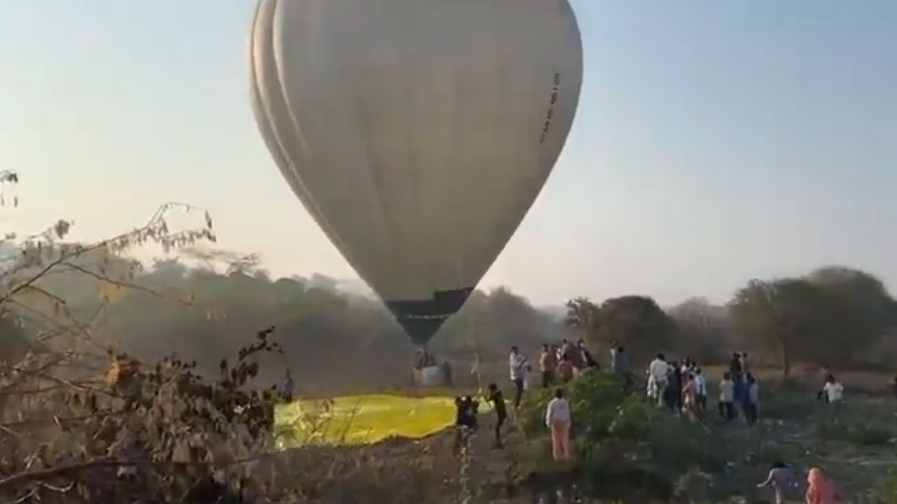 Hot Air Balloon: హాట్ ఎయిర్ బెలూన్ ఎమ‌ర్జెన్సీ ల్యాండింగ్‌.. హైద‌రాబాద్‌లో త‌ప్పిన ప్ర‌మాదం