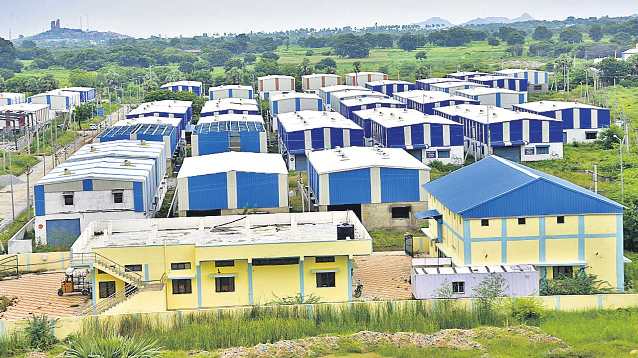 నాడు పునాదులు.. నేడు ఫలాలు