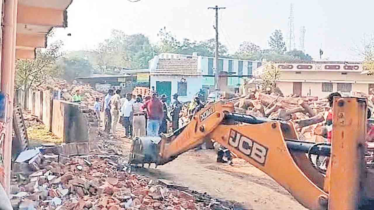 పేదలపై హైడ్రా ప్రతాపం.. గచ్చిబౌలి టెలికాంనగర్‌లో నిర్మాణాల నేలమట్టం