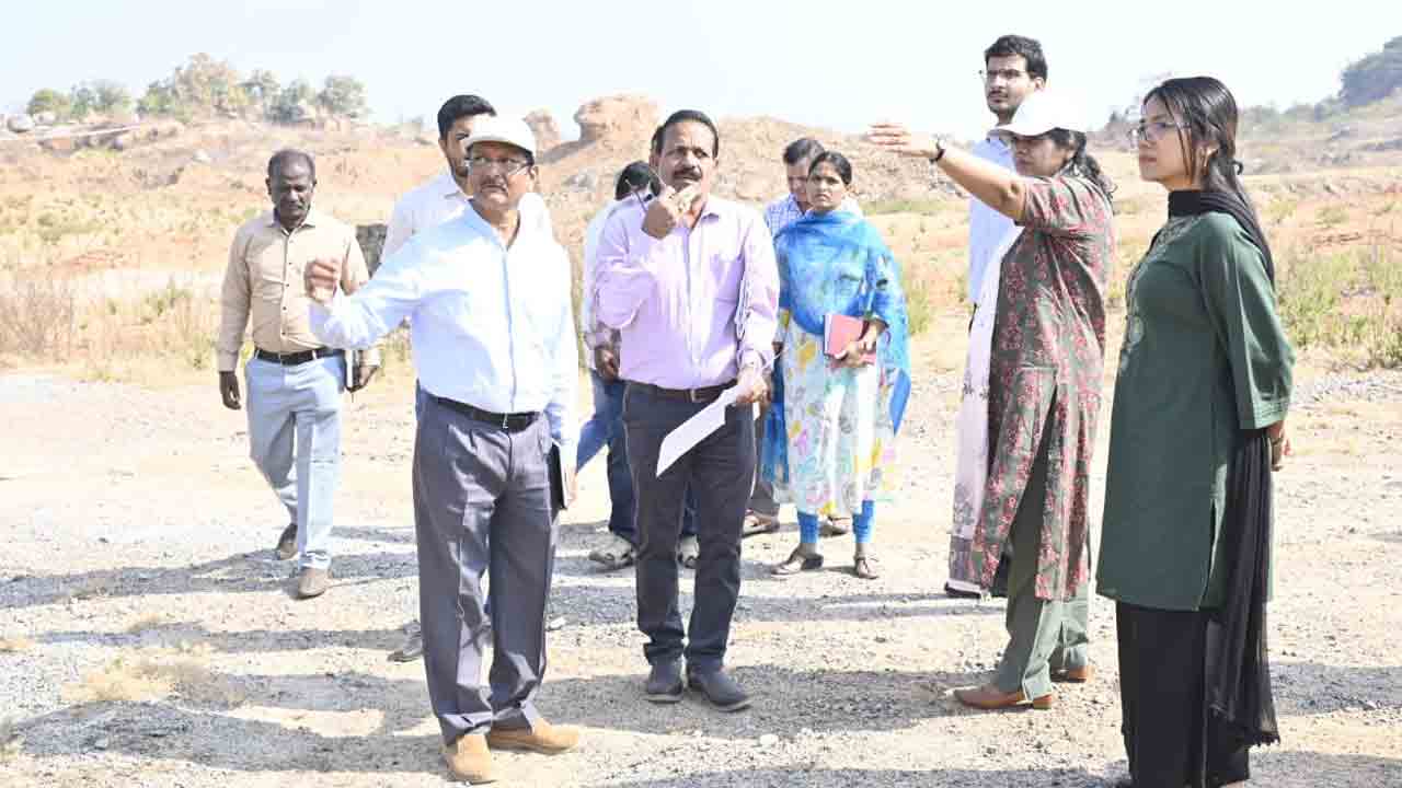 ఇంటిగ్రేటెడ్ రెసిడెన్షియల్ స్కూల్ నిర్మాణానికి స్థలాన్ని పరిశీలించిన కలెక్టర్ ఇలా త్రిపాటి