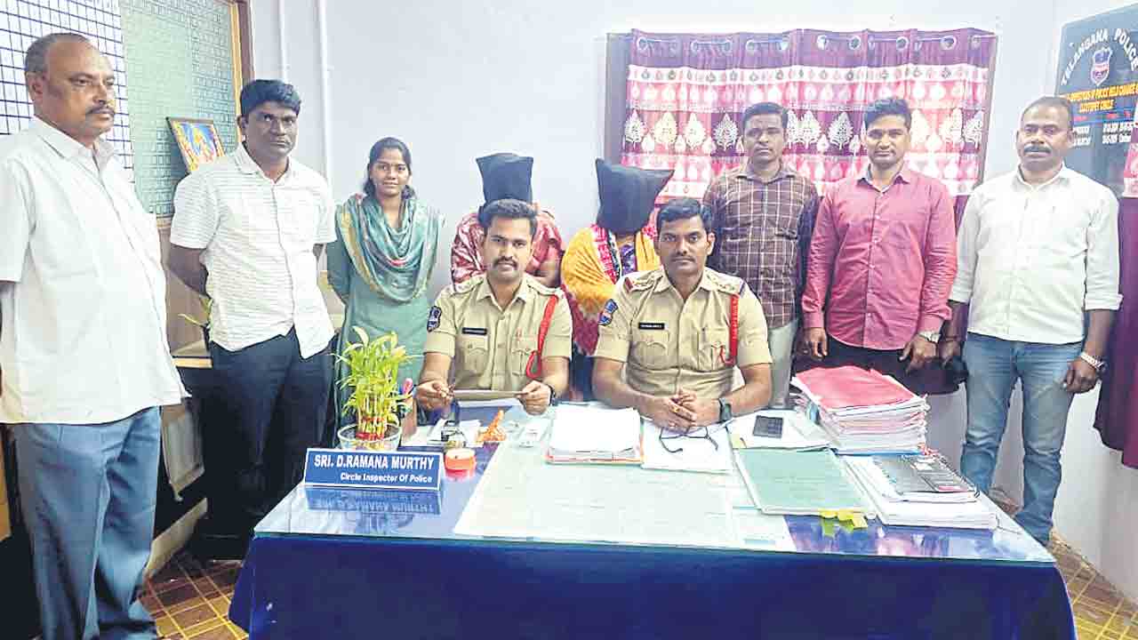 చిన్నారి అక్రమ దత్తత కేసులో నిందితుల అరెస్ట్‌