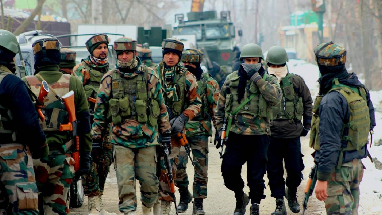 Jammu and Kashmir | సరిహద్దులో కాల్పులకు తెగబడ్డ పాక్.. ధీటుగా జవాబిచ్చిన భారత్