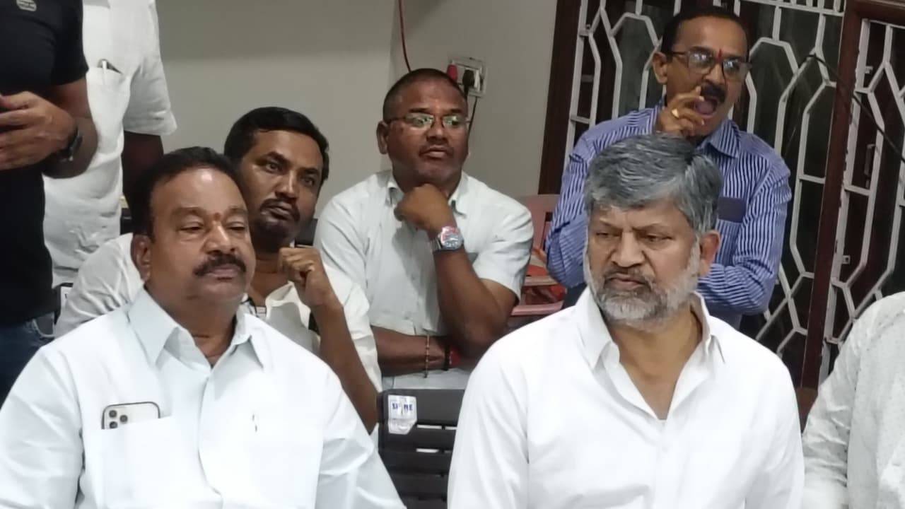 KCR : సిట్ పేరుతో కేసీఆర్‌ను వేధిస్తున్నారు.. సిట్ నోటీసుల్ని ఖండించిన జగిత్యాల బీఆర్ఎస్ నేతలు