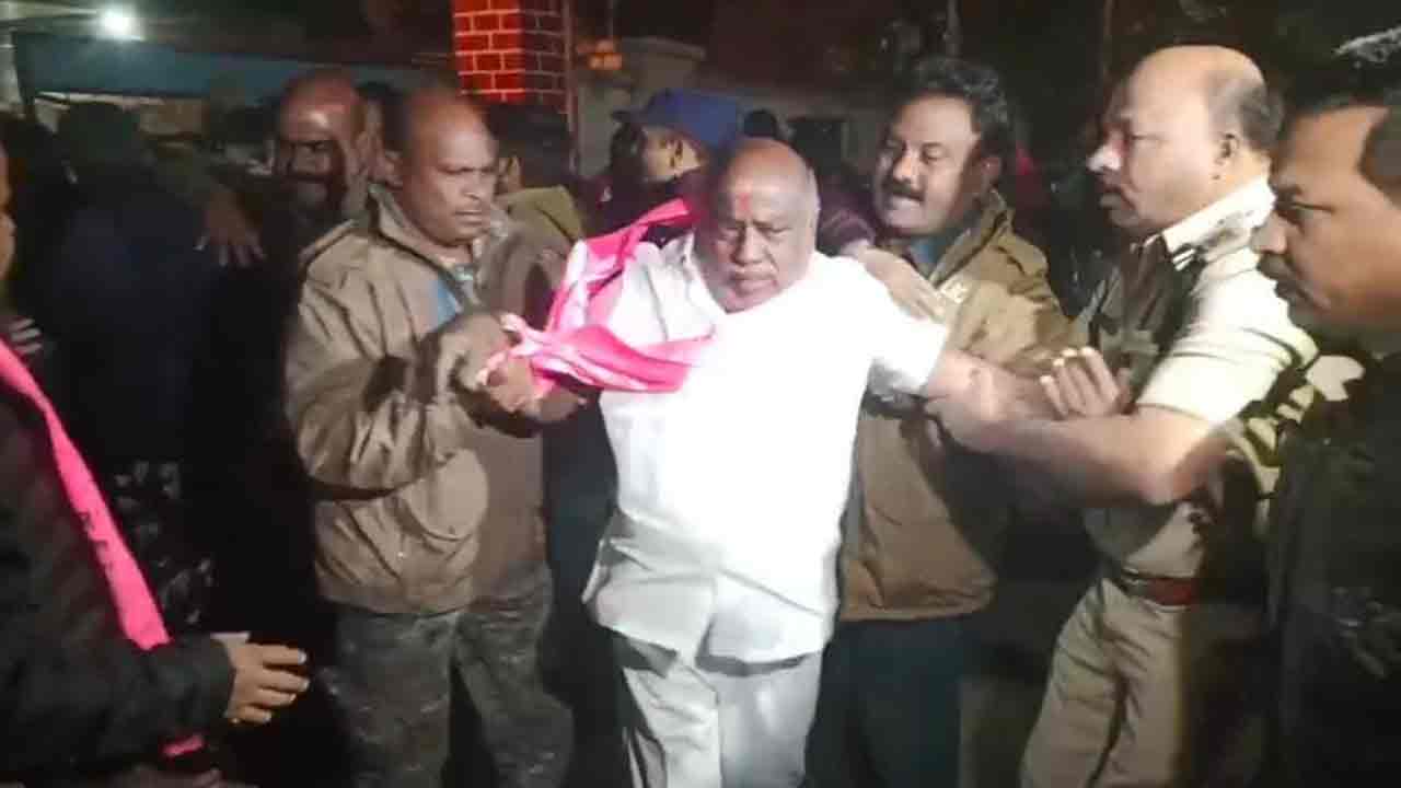 Jogu Ramanna | సోయాబీన్ పంట కొనాలని ధర్నా.. మాజీ మంత్రి జోగు రామన్న అరెస్టు