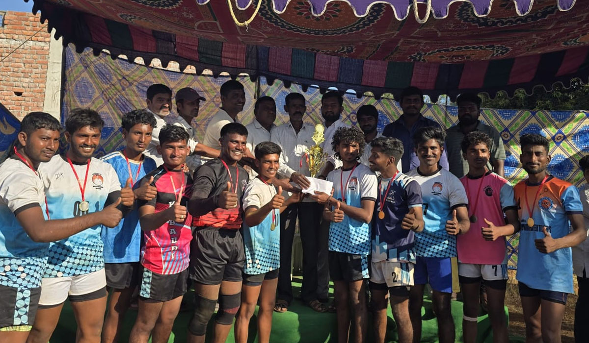 Kabaddi Competitions | ఖానంపల్లిలో ముగిసిన ఉమ్మడి జిల్లా స్థాయి కబడ్డీ పోటీలు.. విజేతలకు నగదు, ట్రోఫీల ప్రదానం