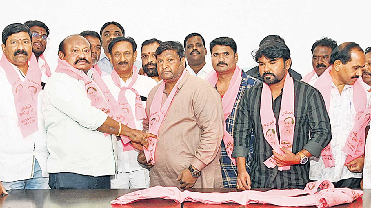 బీఆర్‌ఎస్‌లోకి బీజేపీ నాయకులు