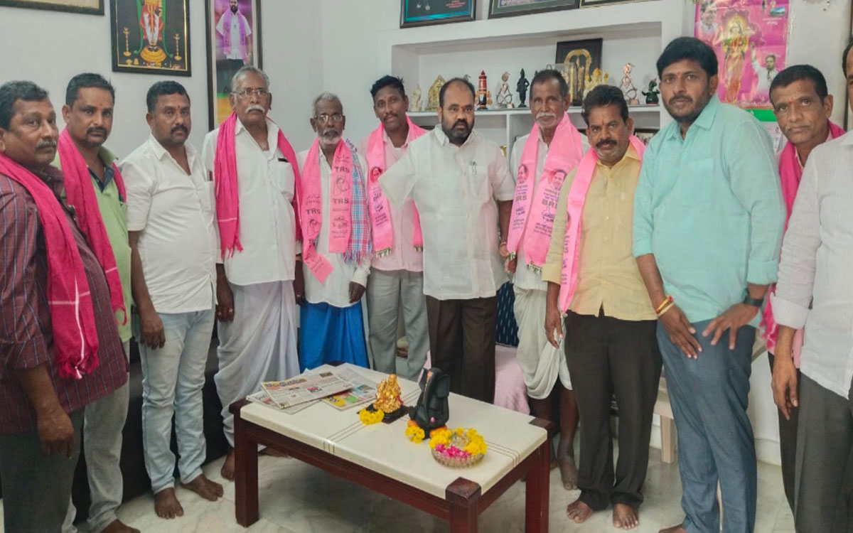 Nalgonda City : న‌ల్ల‌గొండ 42వ డివిజ‌న్‌ కాంగ్రెస్ నాయ‌కులు బీఆర్ఎస్‌లో చేరిక