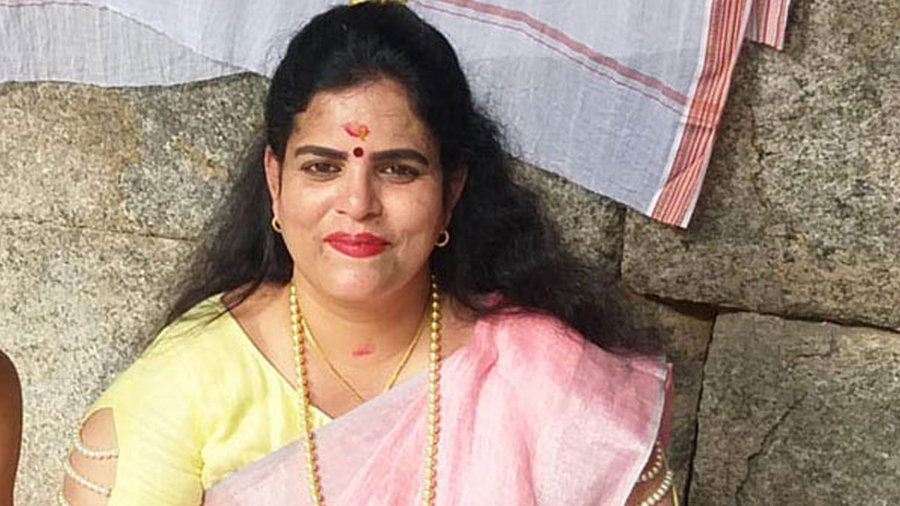 Karate Kalyani | టీటీడీ లక్కీ డ్రా పేరుతో మోసం.. రెడ్‌హ్యాండెడ్‌గా పట్టుకున్న న‌టి,దాడికి యత్నించిన నిందితులు