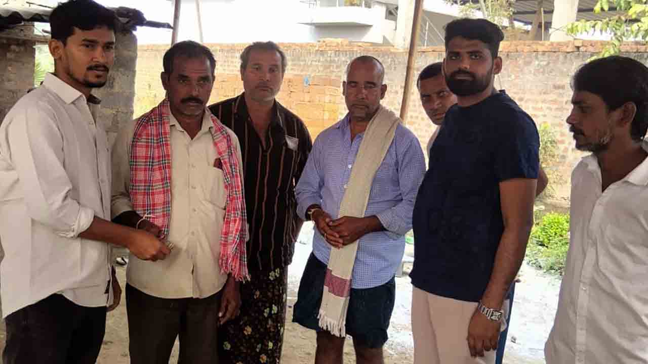 Karepally | బాధిత కుటుంబానికి అండగా సర్పంచ్, పీఆర్ ఏఈ.. రూ.5 వేల ఆర్ధిక సాయం..!