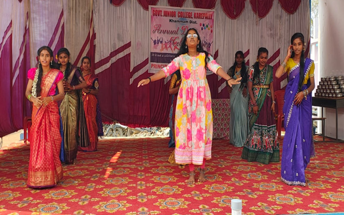 Karepally : 'విద్యార్థులు ఉన్నత లక్ష్యాలను చేరుకోవాలి'