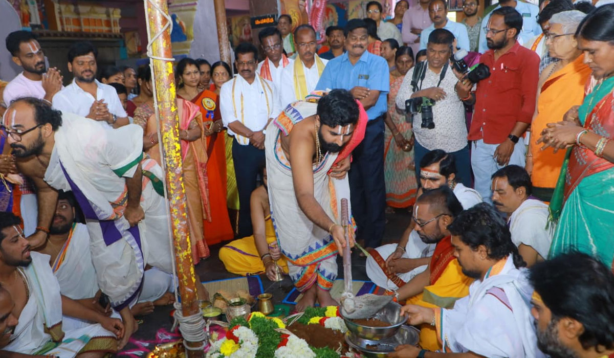 Karimnagar | బ్రహ్మోత్సవాలకు అంకురార్పణ.. శివాలయం నుంచి వేంకటేశ్వరస్వామి ఆలయానికి పుట్టమన్ను తరలింపు