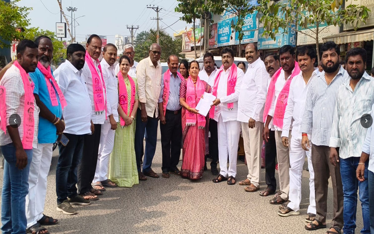 Suryapet : కల్నల్ సంతోష్ బాబు తల్లి మంజుల నామినేష‌న్ దాఖ‌లు