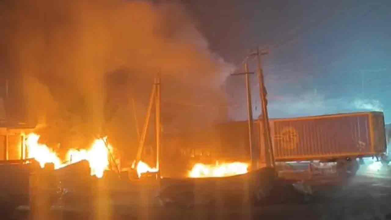 Kakinada Accident | రెండు కంటైనర్లు ఢీ.. లారీ డ్రైవర్ సజీవ దహనం