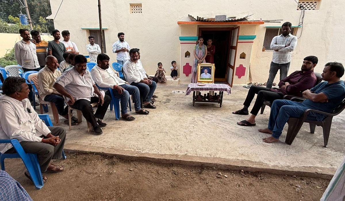 MLA Padi Kaushik Reddy | సింగిల్‌విండో మాజీ చైర్మన్‌ మ్యాక సమ్మయ్య కుటుంబానికి హుజురాబాద్‌ ఎమ్మెల్యే పాడి కౌశిక్‌రెడ్డి పరామర్శ