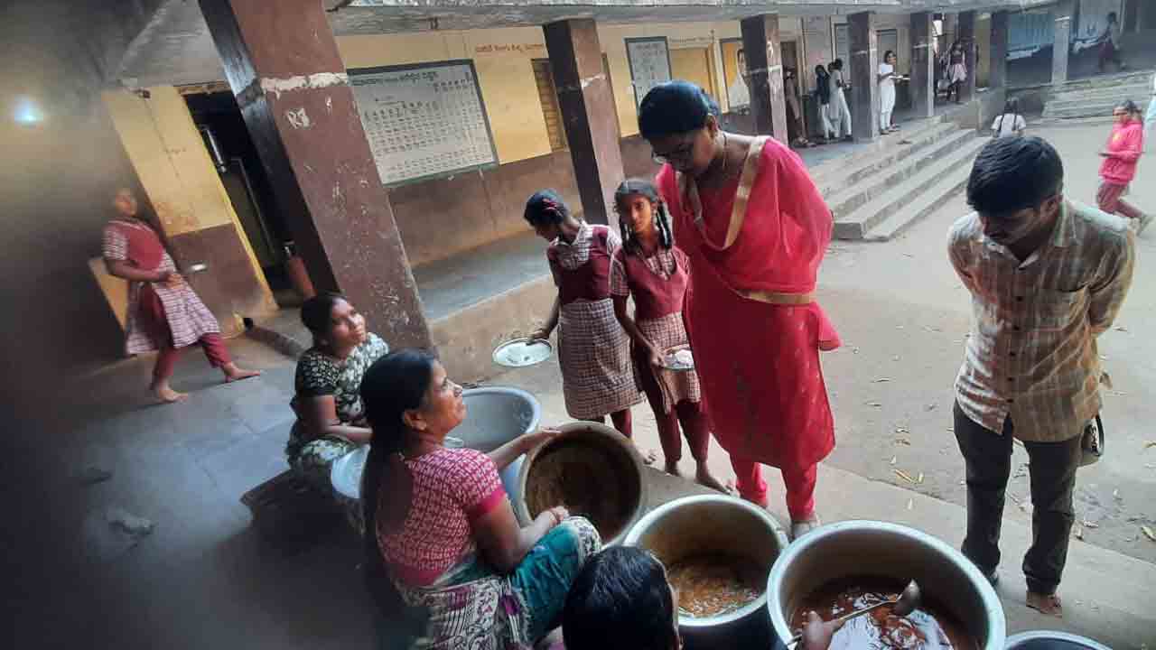 కస్తూర్బా హాస్టల్‌ను ఆకస్మిక తనిఖీ.. మెనూ అమలు చేయకపోవడంతో సీనియర్ సివిల్ జడ్జి ఆగ్రహం