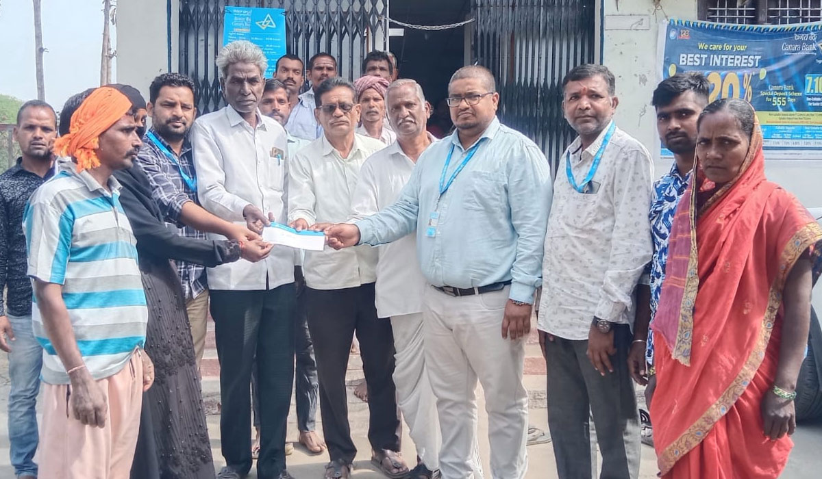 Kallur | కల్లూరులో ప్రధాన మంత్రి జీవన్ జ్యోతి బీమా యోజన చెక్కుల అందజేత