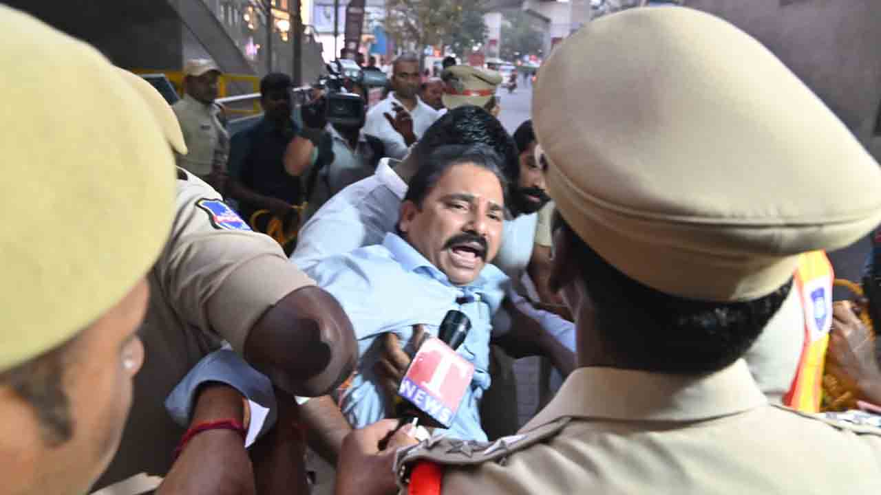 TG Police | పోలీసుల అత్యుత్సాహం.. దివ్యాంగుల కార్పొరేషన్ మాజీ చైర్మన్‌ను తోసేశారు.. వీడియో..!