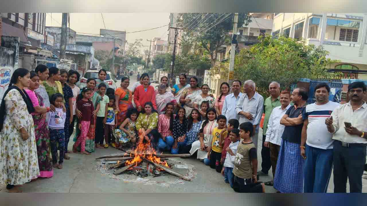 Khila Warangal | ఓరుగల్లు ముంగిట భోగి వెలుగులు.. పాత జ్ఞాపకాలకు వీడ్కోలు, కొత్త ఆశలకు ఆహ్వానం