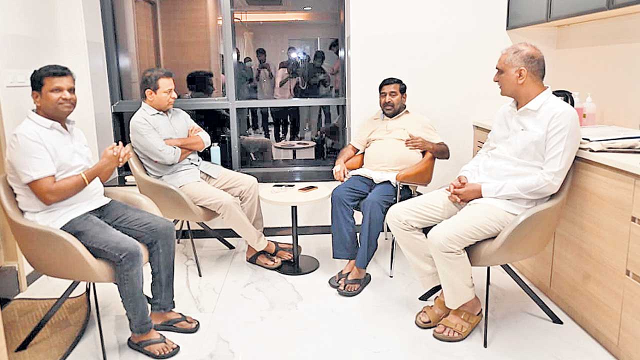 జగదీశ్‌రెడ్డికి కేటీఆర్‌, హరీశ్‌రావు పరామర్శ