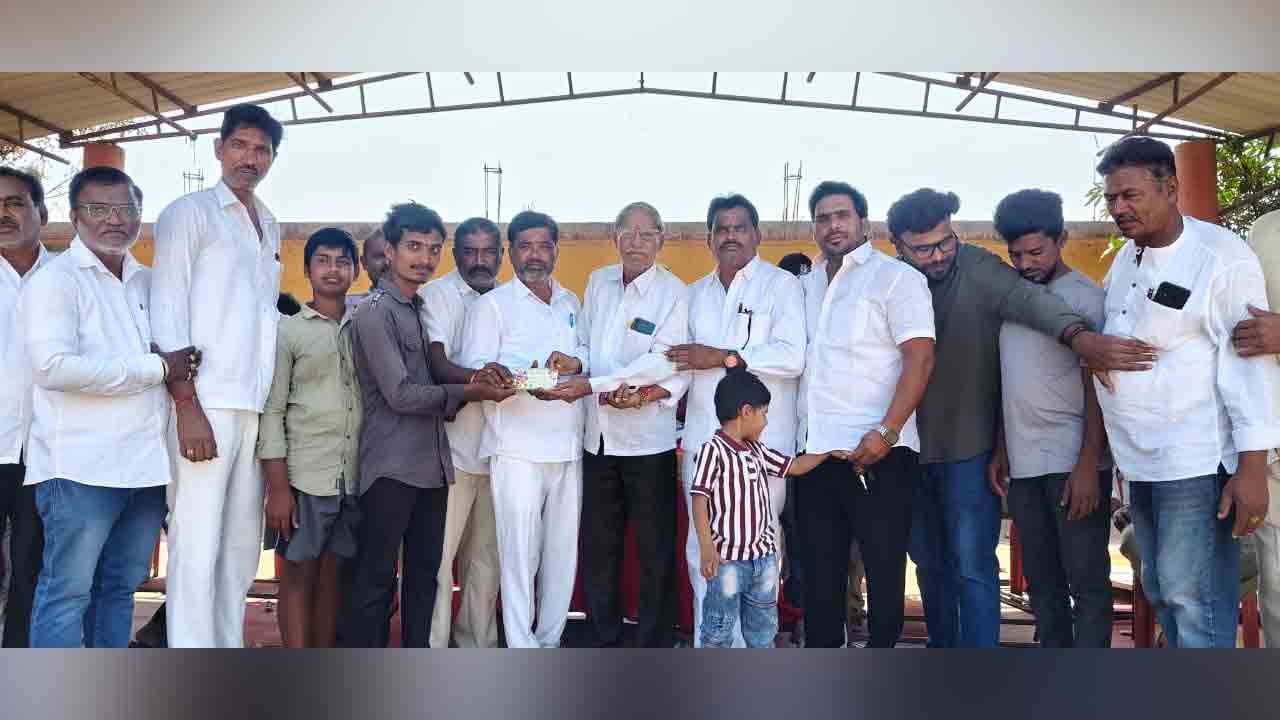 Takmal | టేక్మాల్‌లో ఉత్సాహంగా పతంగుల పోటీలు.. ప్రథమ విజేతకు రూ.5 వేలు అందజేత..!