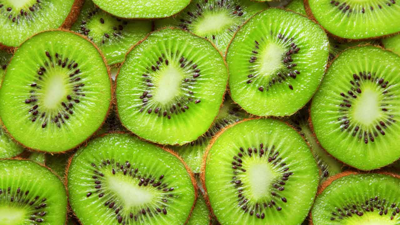 Kiwi Fruit | నిద్రించ‌డానికి ఎంతో మేలు చేసే కివి పండ్లు.. రోజూ రాత్రి తినడం మ‌రిచిపోకండి..