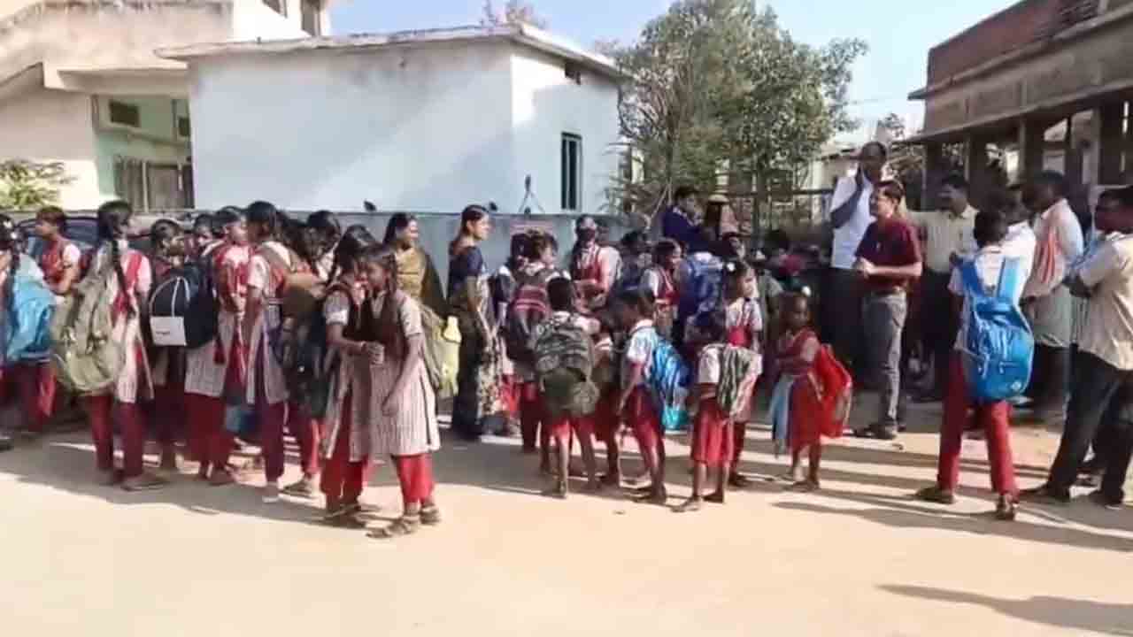 Koderu | బిల్లులు చెల్లించలేదని ప్రభుత్వ పాఠశాల భవనానికి తాళం వేసిన కాంట్రాక్టర్ : వీడియో