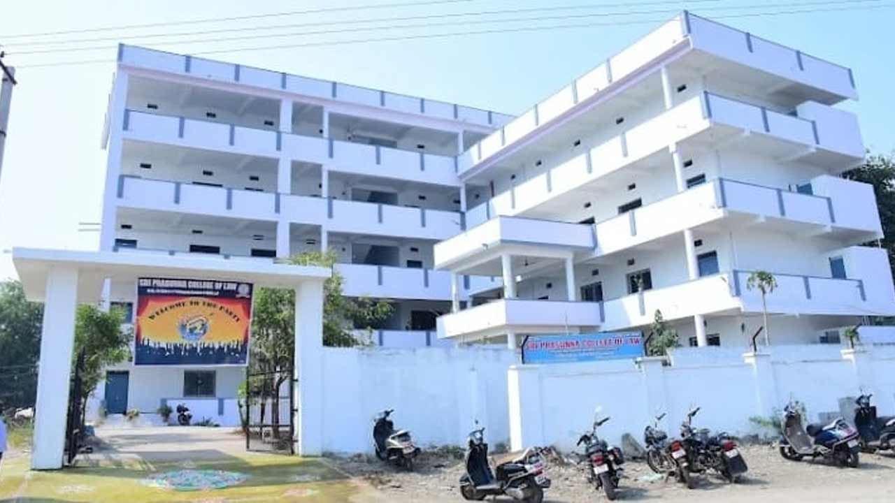 Kollapur | విద్యార్థుల పట్ల అసభ్యంగా ప్రవర్తిస్తున్న ప్రసూన లా కాలేజ్ ప్రిన్సిపాల్