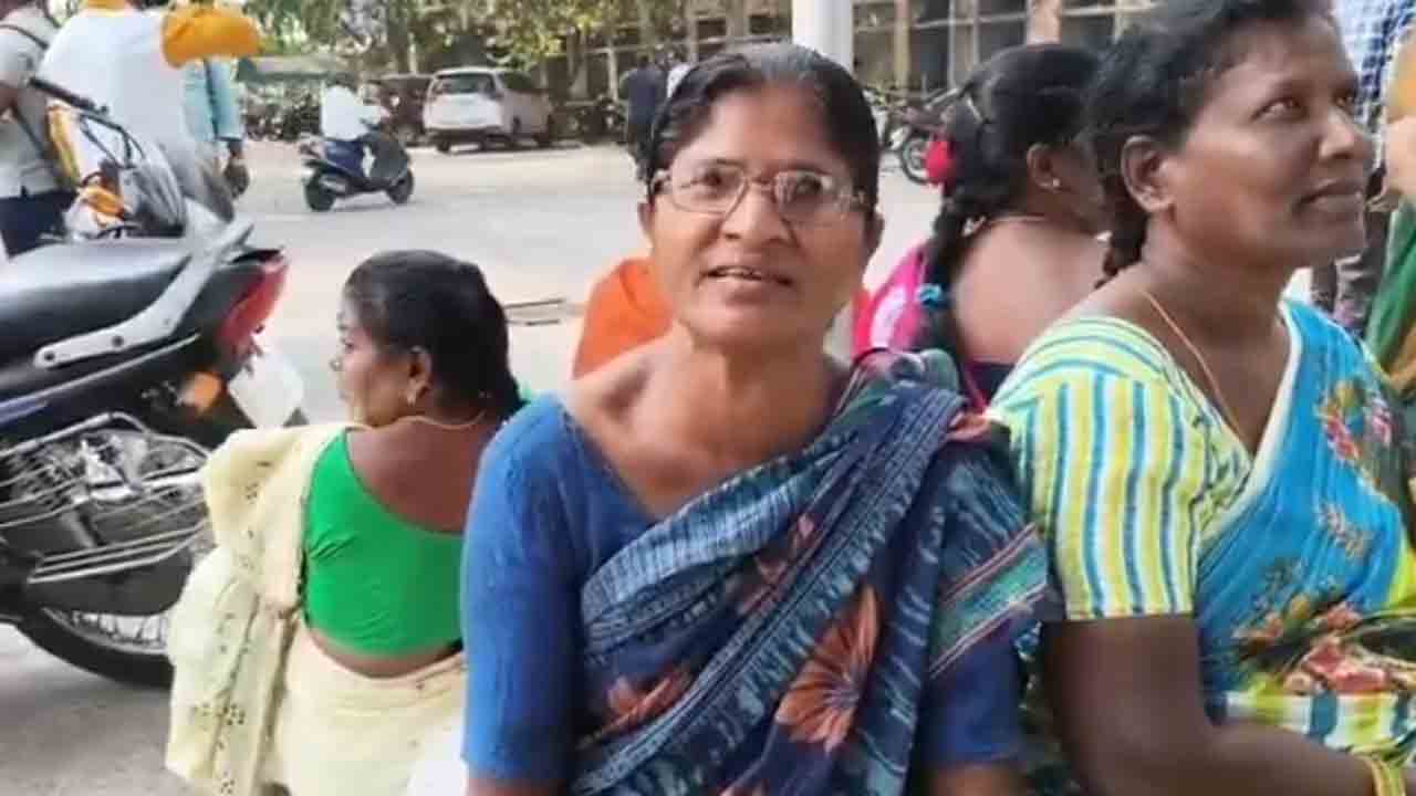 Warangal | సొంత నియోజకవర్గంలో తాగునీరు అందించలేని మంత్రి కొండా సురేఖ.. నిరసనకు దిగిన ప్రజలు