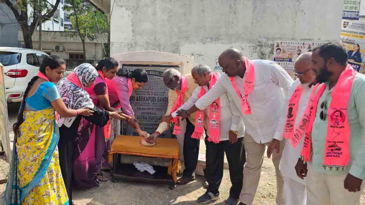 Kondapur | శిలా ఫలకానికి పుట్టినరోజు వేడుకలు.. చందానగర్‌లో వినూత్న రీతిలో నిరసన