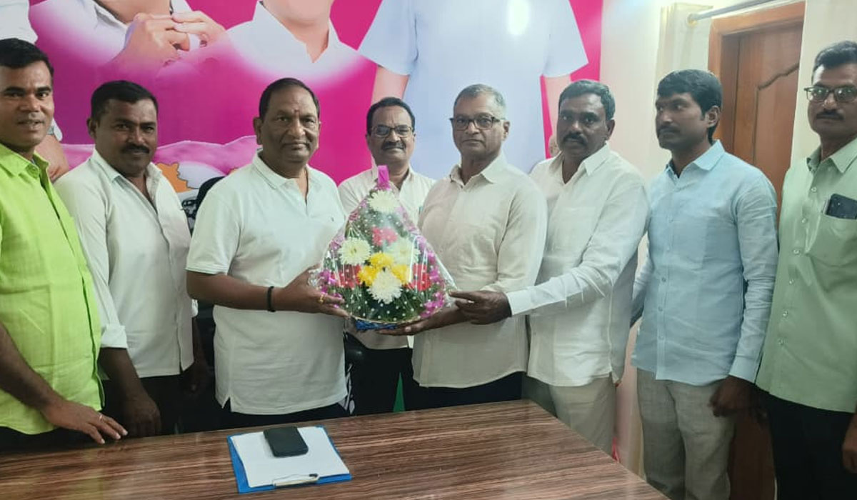 Koppula Eshwar | రాష్ట్ర మాజీ మంత్రి కొప్పుల ఈశ్వర్ కు శుభాకాంక్షలు తెలియజేసిన బీఆర్ఎస్ నాయకులు