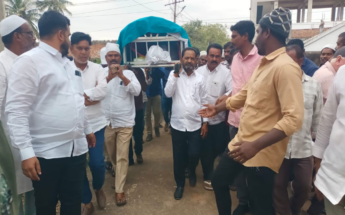 Yellandu : స్నేహితుడి పాడె మోసిన ఎమ్మెల్యే కోరం క‌న‌క‌య్య‌