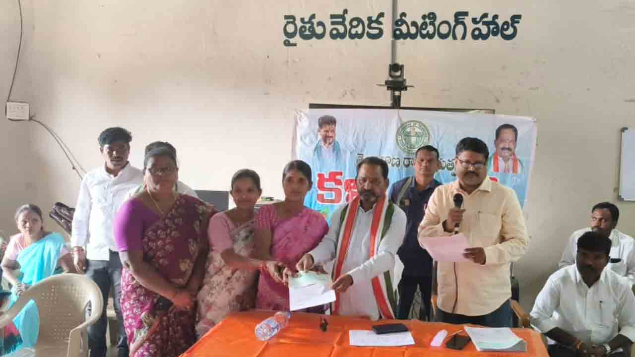 Tekulapalli | టేకులపల్లిలో సీఎంఆర్ఎఫ్, కల్యాణ లక్ష్మి చెక్కుల పంపిణీ