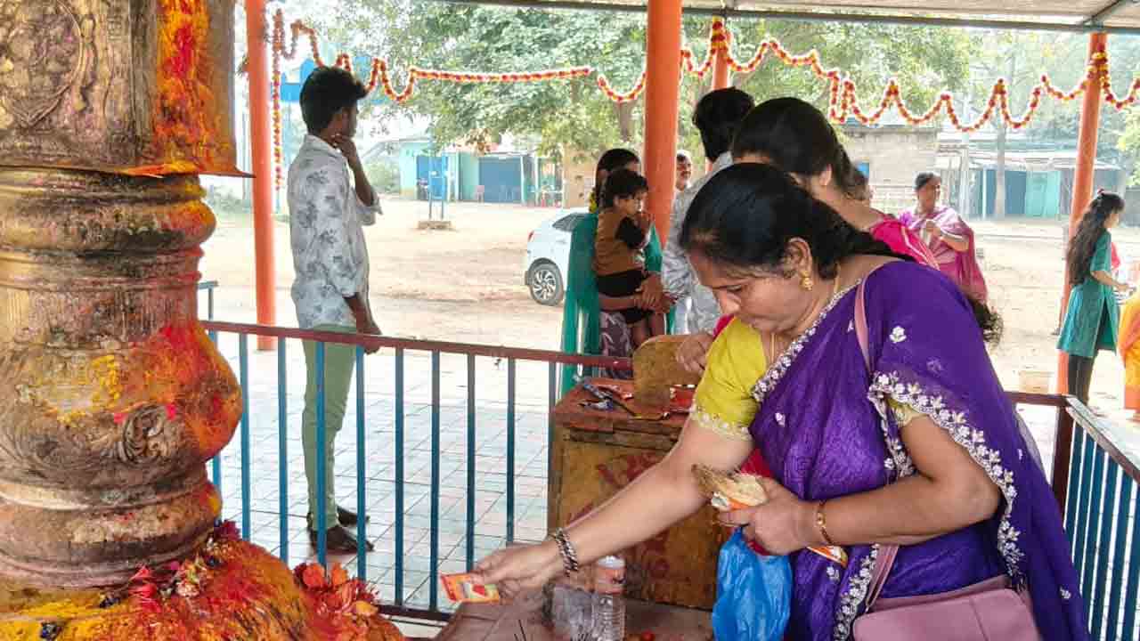 Karepalli | ఉసిరికాయలపల్లి కోట మైసమ్మ దేవాలయంలో ప్రత్యేక పూజలు