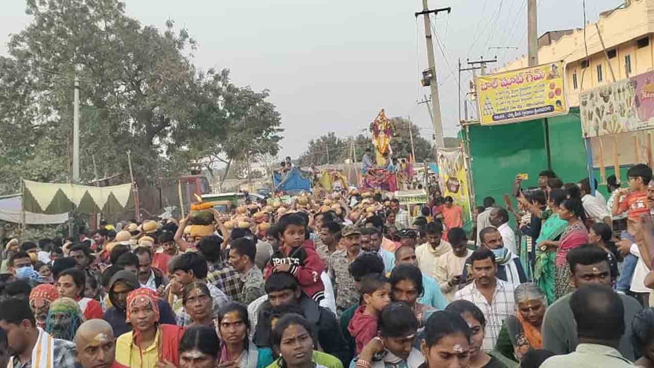 Bhimadevarapalli | కొత్త కొండకు పోటెత్తిన భక్తజనం..కుమ్మరి బోనంతో ప్రధాన ఘట్టం ప్రారంభం