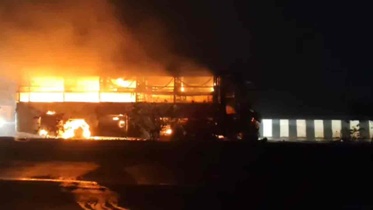 Bus Fire | కొవ్వూరులో ట్రావెల్స్ బస్సు దగ్ధం.. డ్రైవర్ అప్రమత్తతో ప్రయాణికులు సురక్షితం!
