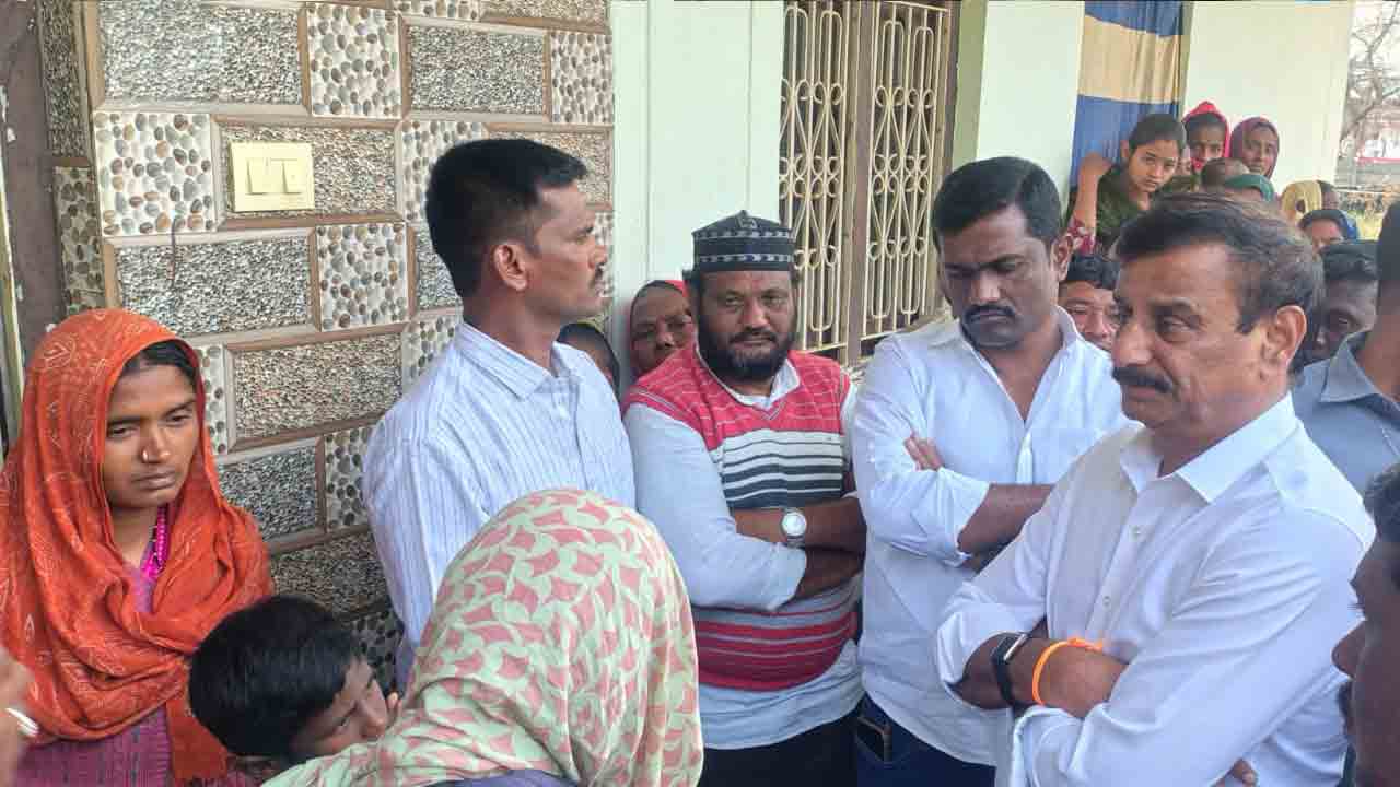 MLA Kotta Prabhakar Reddy | బాధిత కుటుంబాన్ని పరామర్శించిన ఎమ్మెల్యే.. ఆర్ధిక సాయం అందజేత..!