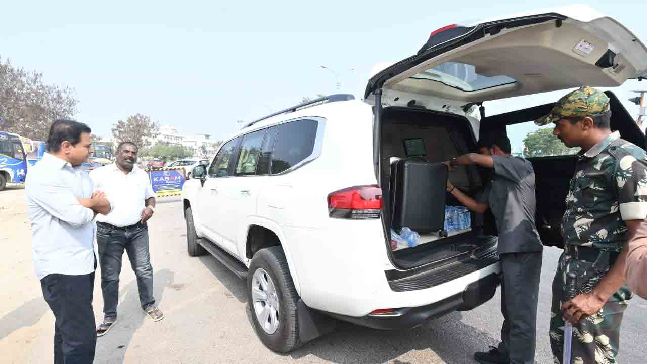 KTR | కేటీఆర్ వాహనాన్ని తనిఖీ చేసిన ఎన్నికల సిబ్బంది : వీడియో