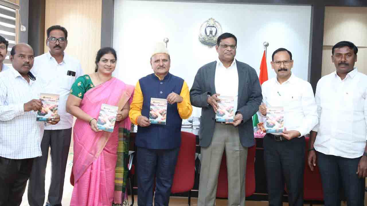 Book Launching | ‘రివర్స్​‍ ఆఫ్‌ గ్రేస్’ గ్రంథావిష్కరణ.. అందరూ చదవాల్సిన పుస్తకమన్న వక్తలు..!
