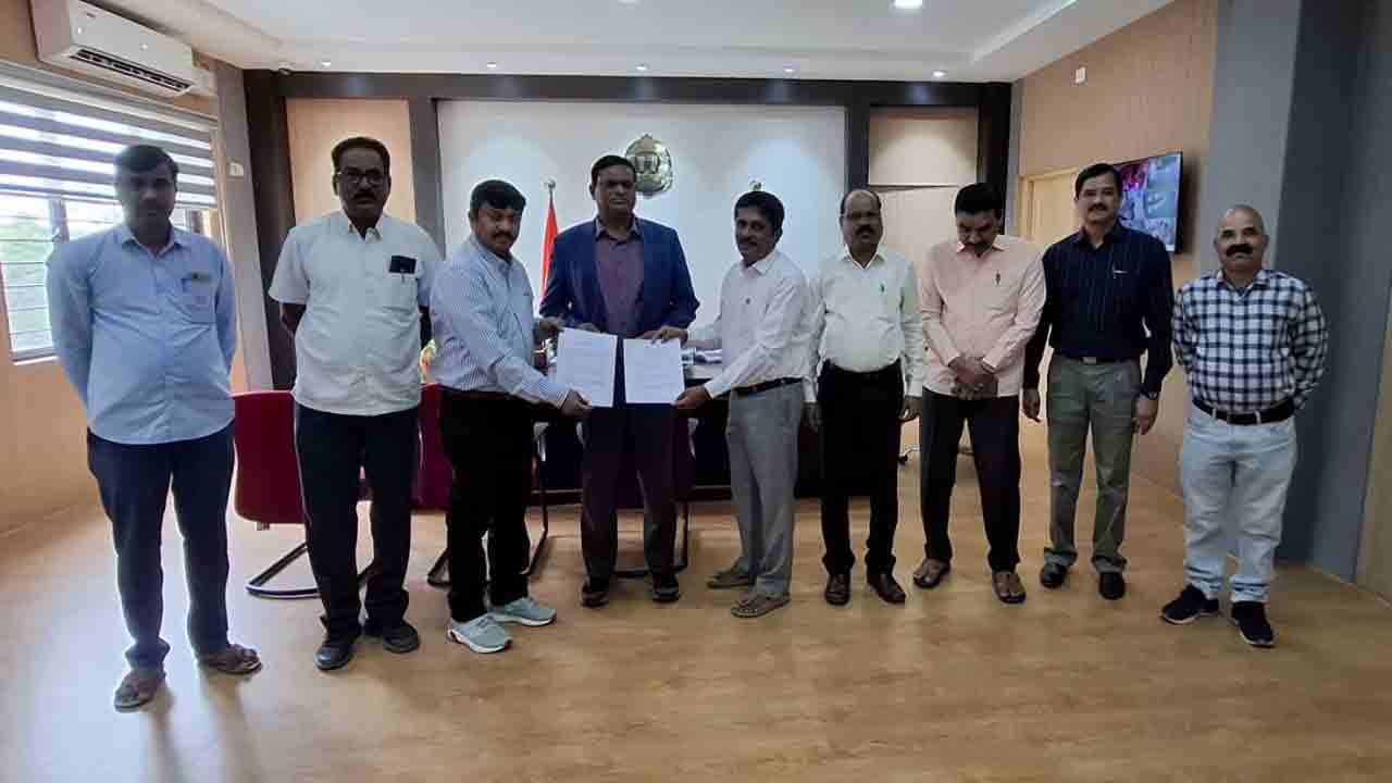 KU | ముల్కనూర్‌ ఉమెన్స్​‍కోఆపరేటివ్‌తో ఒప్పందం చేసుకున్న కేయూ