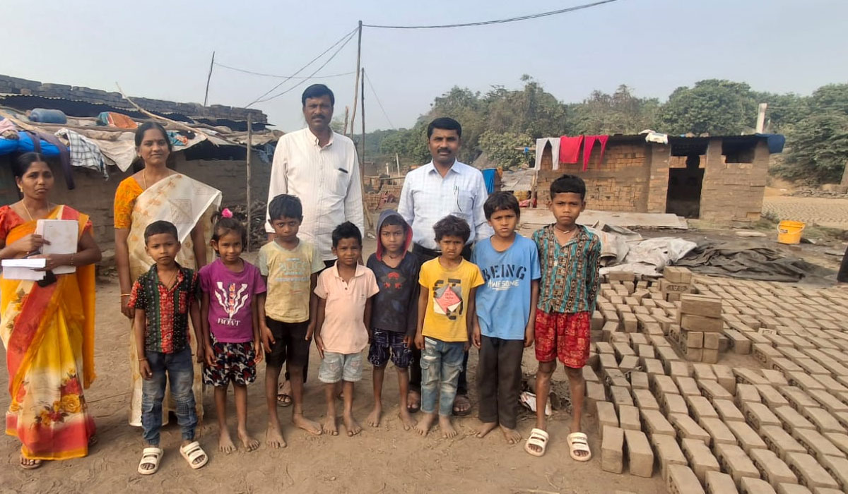 Dharmaram | ఇటుక బట్టీల్లో పనిచేస్తున్న లేబర్ కార్మికుల పిల్లలను బడిలో చేర్పించిన విద్యాశాఖ అధికారులు
