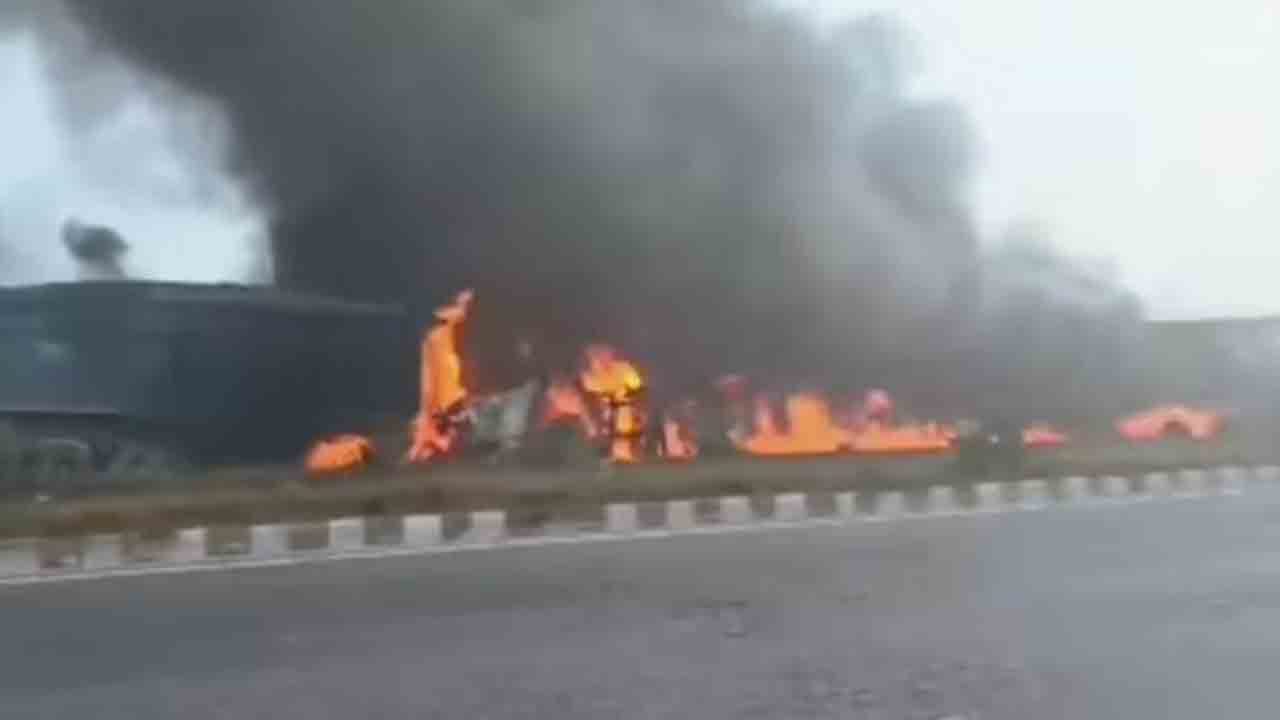 Watch: మంచు కారణంగా ఎక్స్‌ప్రెస్‌వేపై వాహనాలు ఢీ.. మంటల్లో ఇద్దరు సజీవ దహనం